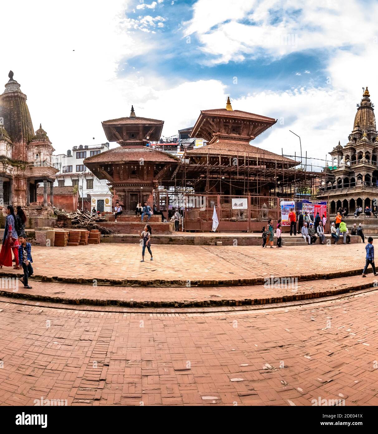 Kathmandu, Nepal - 21. September 2019: Menschen zu Fuß rund um Patan Durbar Square, ein UNESCO-Weltkulturerbe in Nepal. Tempel der Wiederaufbau nach Earthqu Stockfoto