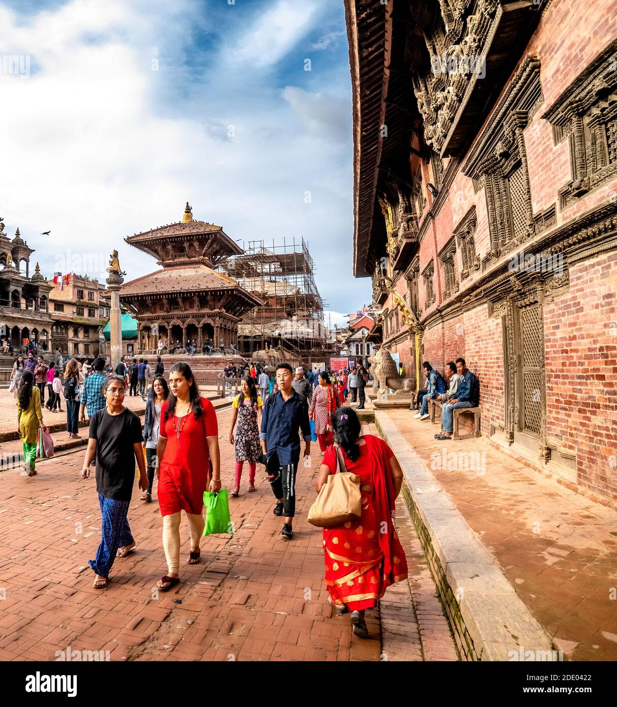 Kathmandu, Nepal - 21. September 2019: Menschen zu Fuß rund um Patan Durbar Square, ein UNESCO-Weltkulturerbe in Nepal. Tempel der Wiederaufbau nach Earthqu Stockfoto