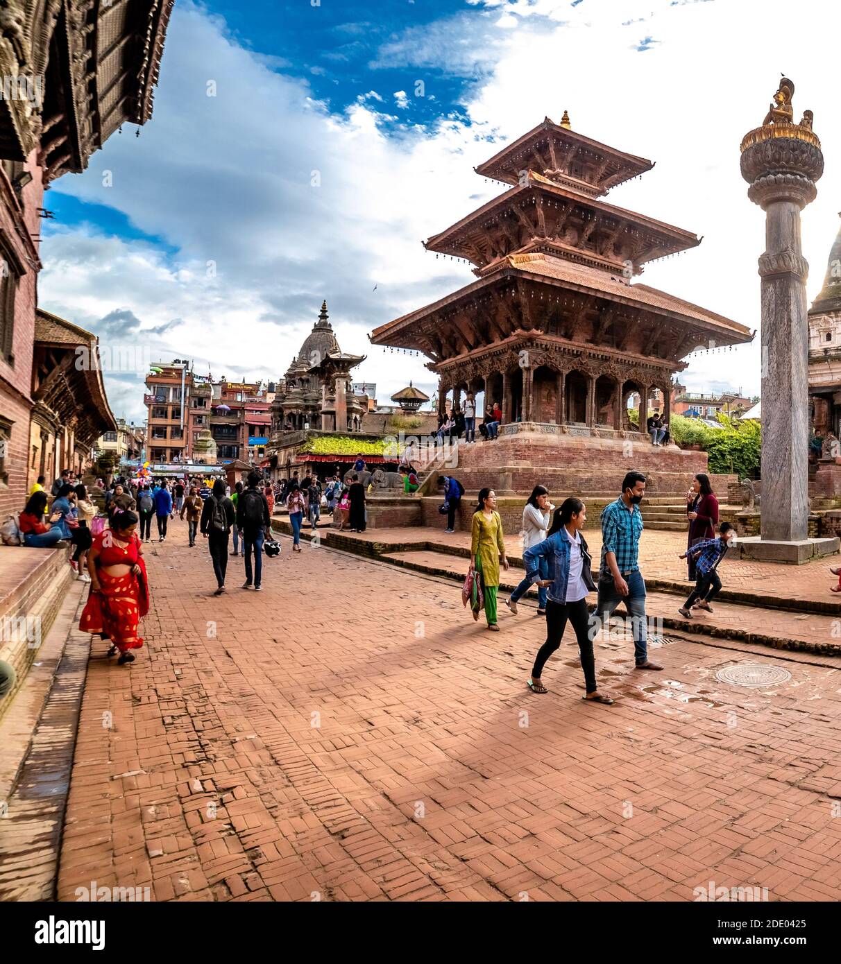 Kathmandu, Nepal - 21. September 2019: Menschen zu Fuß rund um Patan Durbar Square, ein UNESCO-Weltkulturerbe in Nepal. Tempel der Wiederaufbau nach Earthqu Stockfoto