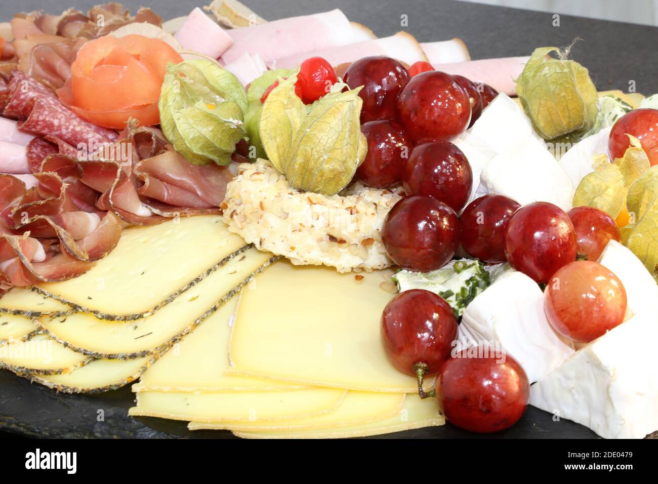 Verpflegung: Kalte Platte mit Käse, Schinken und Trauben Stockfoto