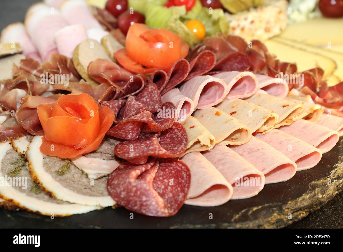 Verpflegung: Kalte Platte mit Käse, Schinken und Trauben Stockfoto