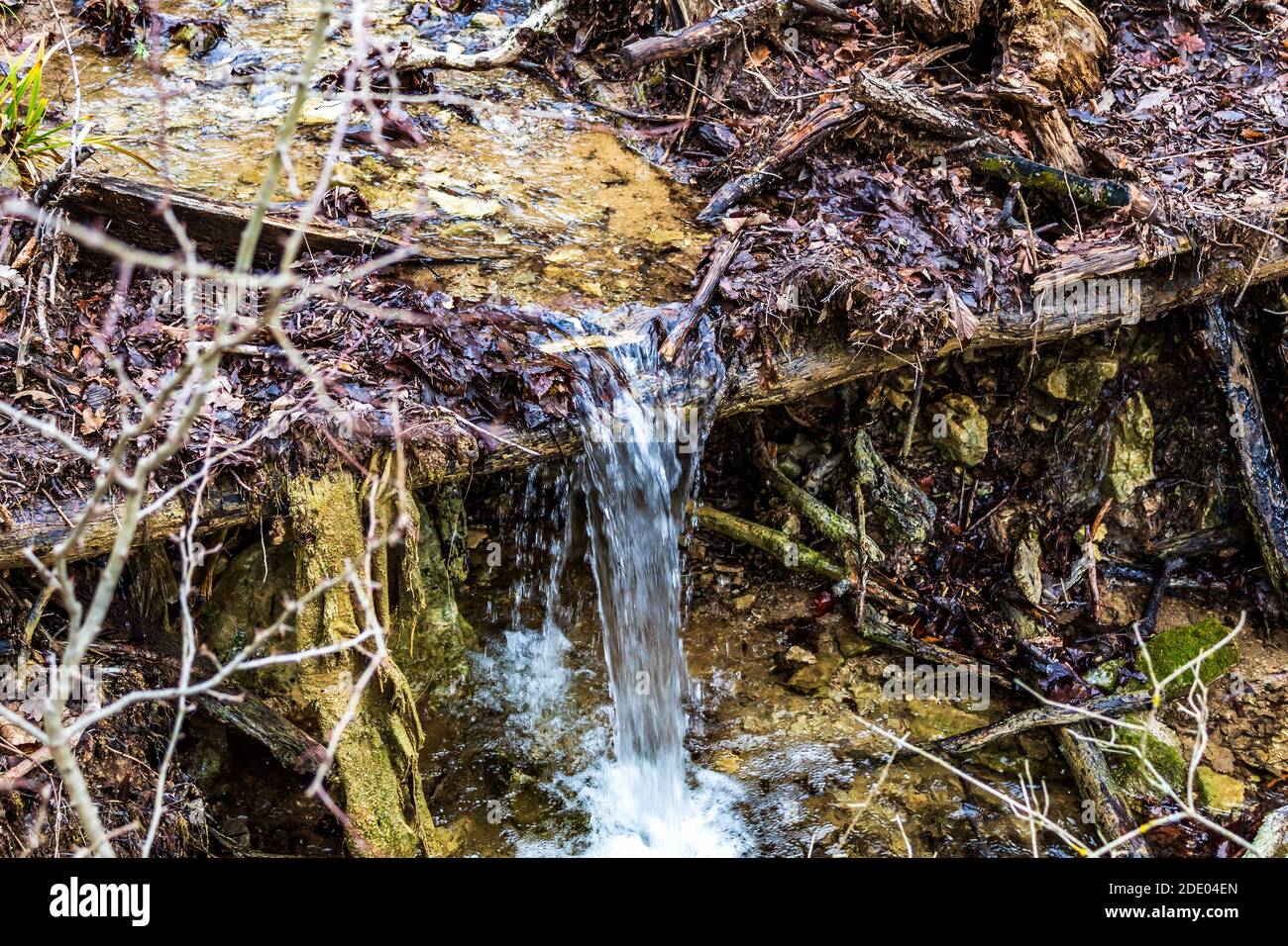 Wasser fließt nach unten Stockfoto