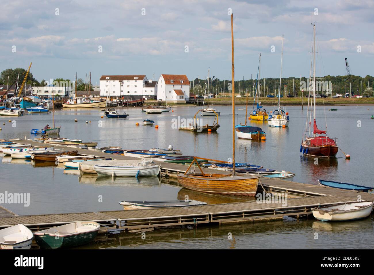 Ein schwimmender Ponton oder Steg im Hafen bei Woodbridge In Suffolk Stockfoto