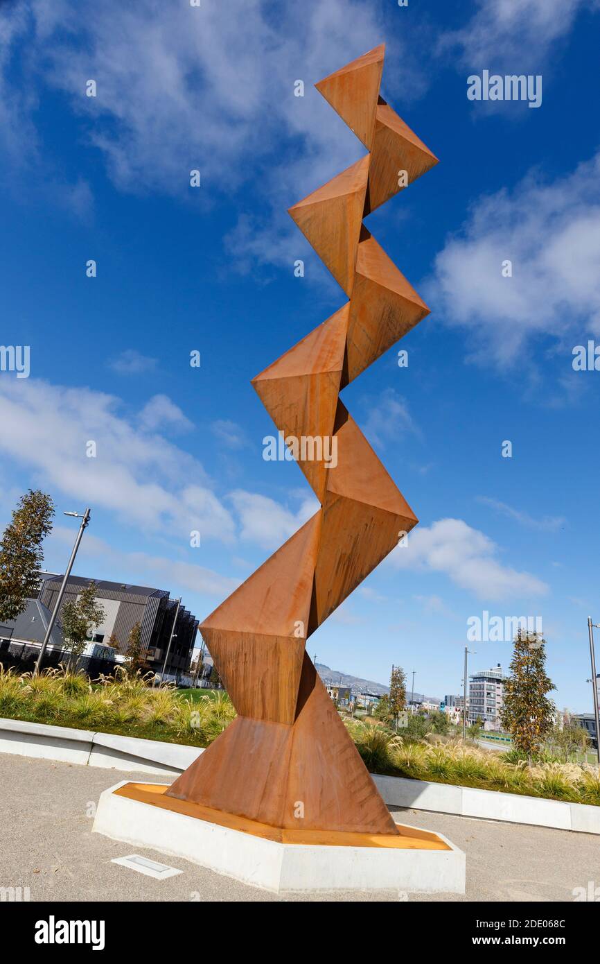 Die Stahlskulptur Vaka ‘A Hina von 2019 des Tongan Künstlers Sēmisi Fetokai Potauaineis. Christchurch, Neuseeland. Teil des SCAPE Public Art Project. Stockfoto