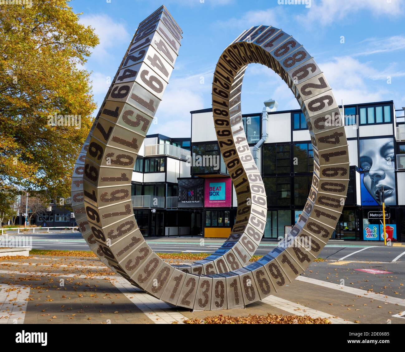 Anton Parsons' Passing Time Skulptur in Christchurch, Neuseeland. Zeigt jedes Jahr zwischen 1906 und der Werkproduktion im Jahr 2010. Stockfoto