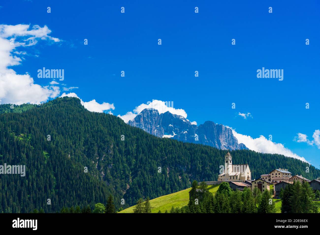 Alte Kirche der Heiligen Lucy in Colle Santa Lucia, mit einem atemberaubenden Blick über den Civetta Berg, Dolomiten (IT) Stockfoto