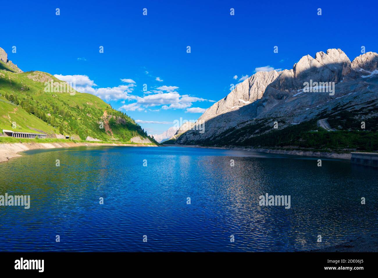 Lago Fedaia (Fedaia See), Val di Fassa, Trentino Alto Adige, einem künstlichen See und ein Damm in der Nähe von Canazei Stadt, am Fuße der Marmolada Massiv entfernt. Stockfoto