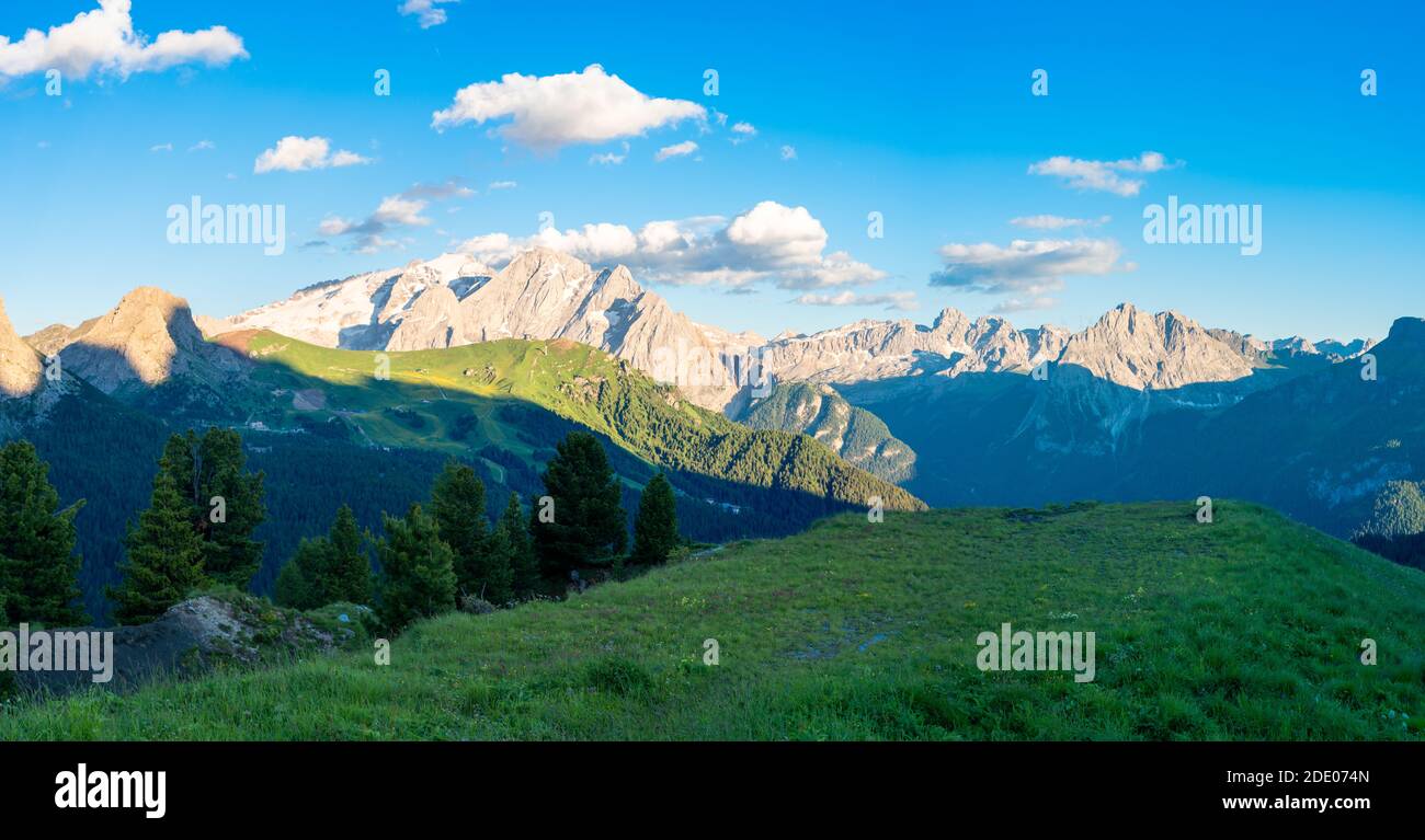 Wunderschöne Landschaft der Dolomiten bei Sonnenuntergang. Dolomiten, Italien. Erstaunliche Natur Hintergrund. Künstlerisches Bild. Beauty-Welt. Panorama Stockfoto
