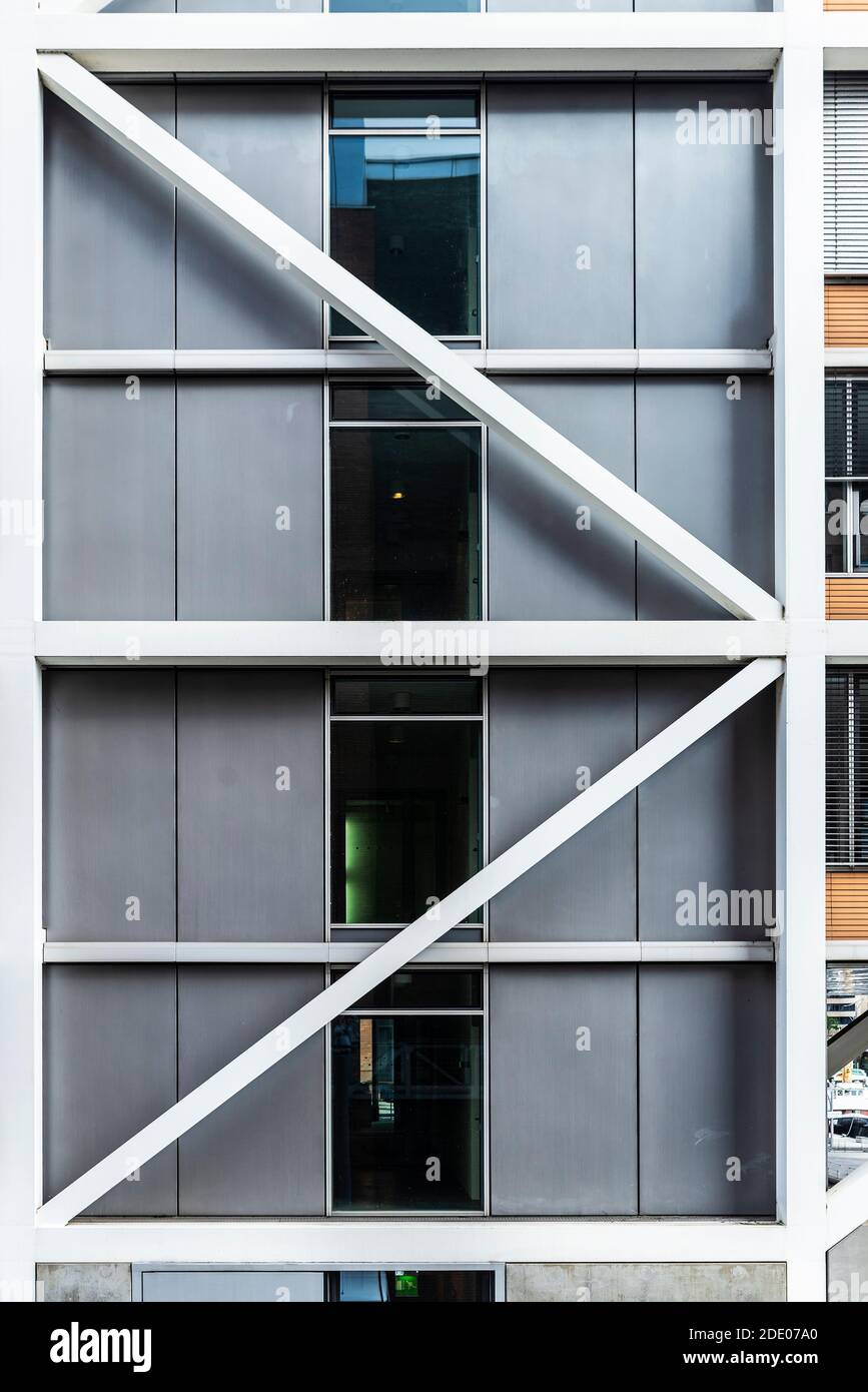 Modernes Gebäude aus Balken mit dreieckigen und rechteckigen Formen als abstrakter Hintergrund in der HafenCity, Hamburg, Deutschland Stockfoto
