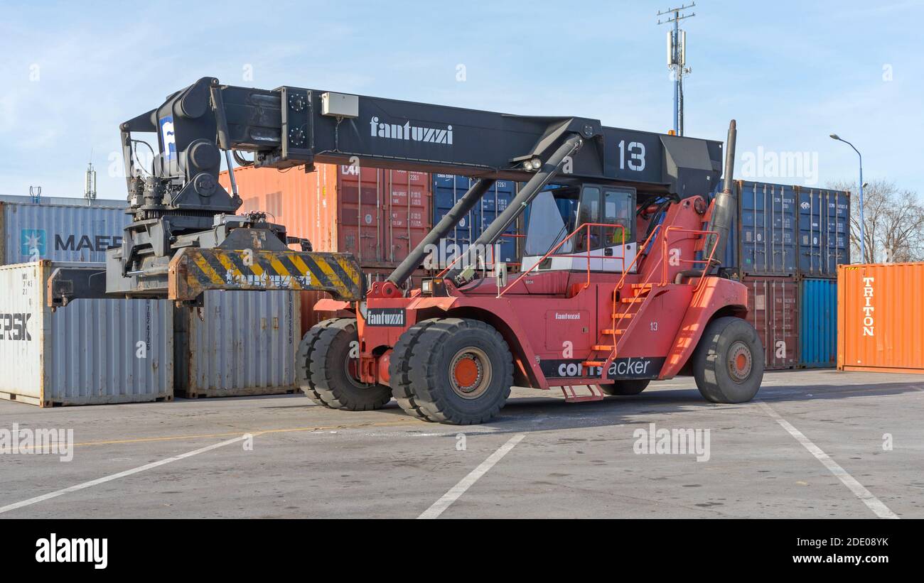 Dobanovci, Serbien - 3. März 2017: Reach Stacker Vehicle am Cargo Containers Terminal in Dobanovci, Serbien. Stockfoto