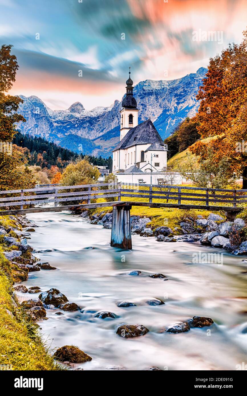 Kirche St. Sebastian in Ramsau mit Herbstfarben im Berchtesgadener Land, Bayern, Deutschland. Stockfoto