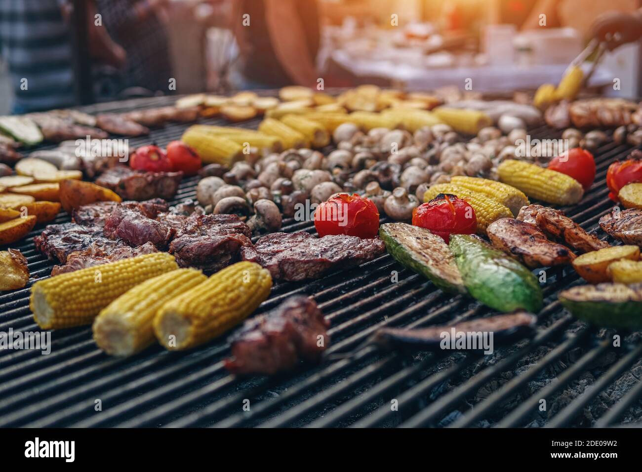 Warmes essen fest -Fotos und -Bildmaterial in hoher Auflösung – Alamy