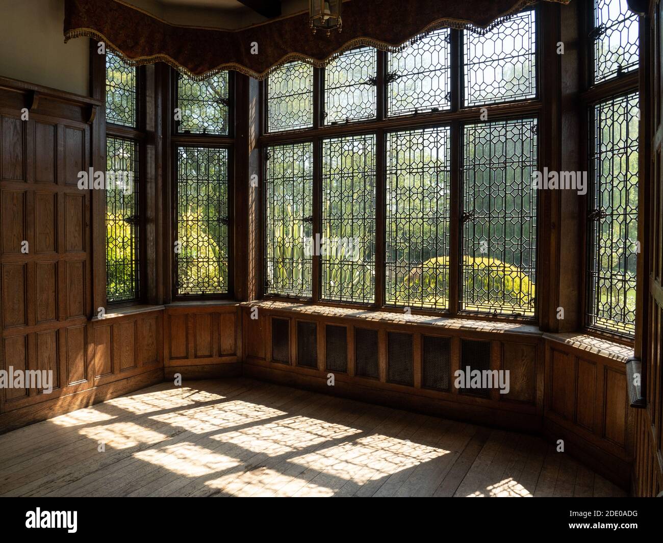 Schönes Fenster im Speisesaal bei Bhaktivedanta Manor ISKCON Standort Stockfoto