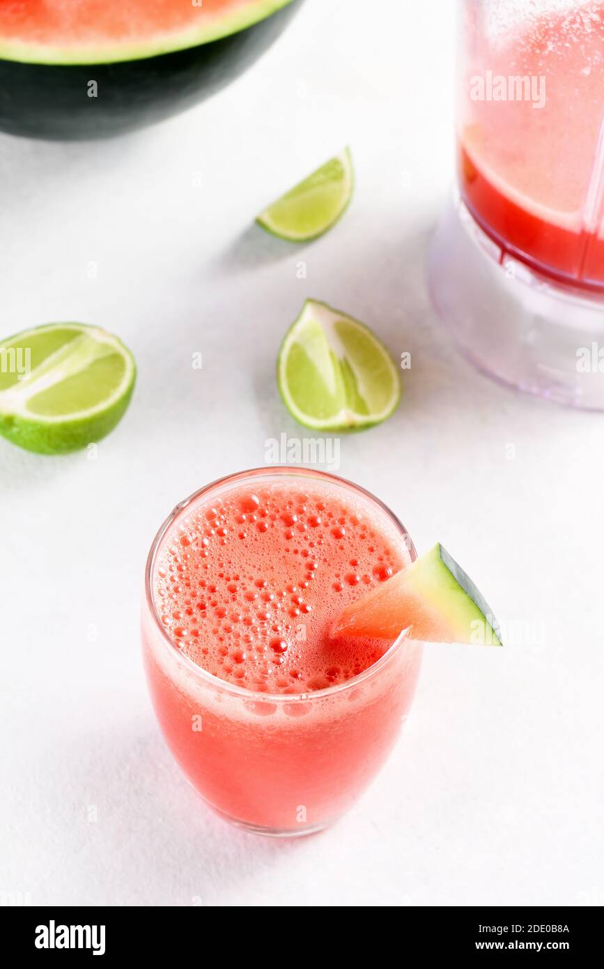 Wassermelone Saft in einem Glas auf weißem Stein Hintergrund. Gesundes Sommergetränk. Stockfoto