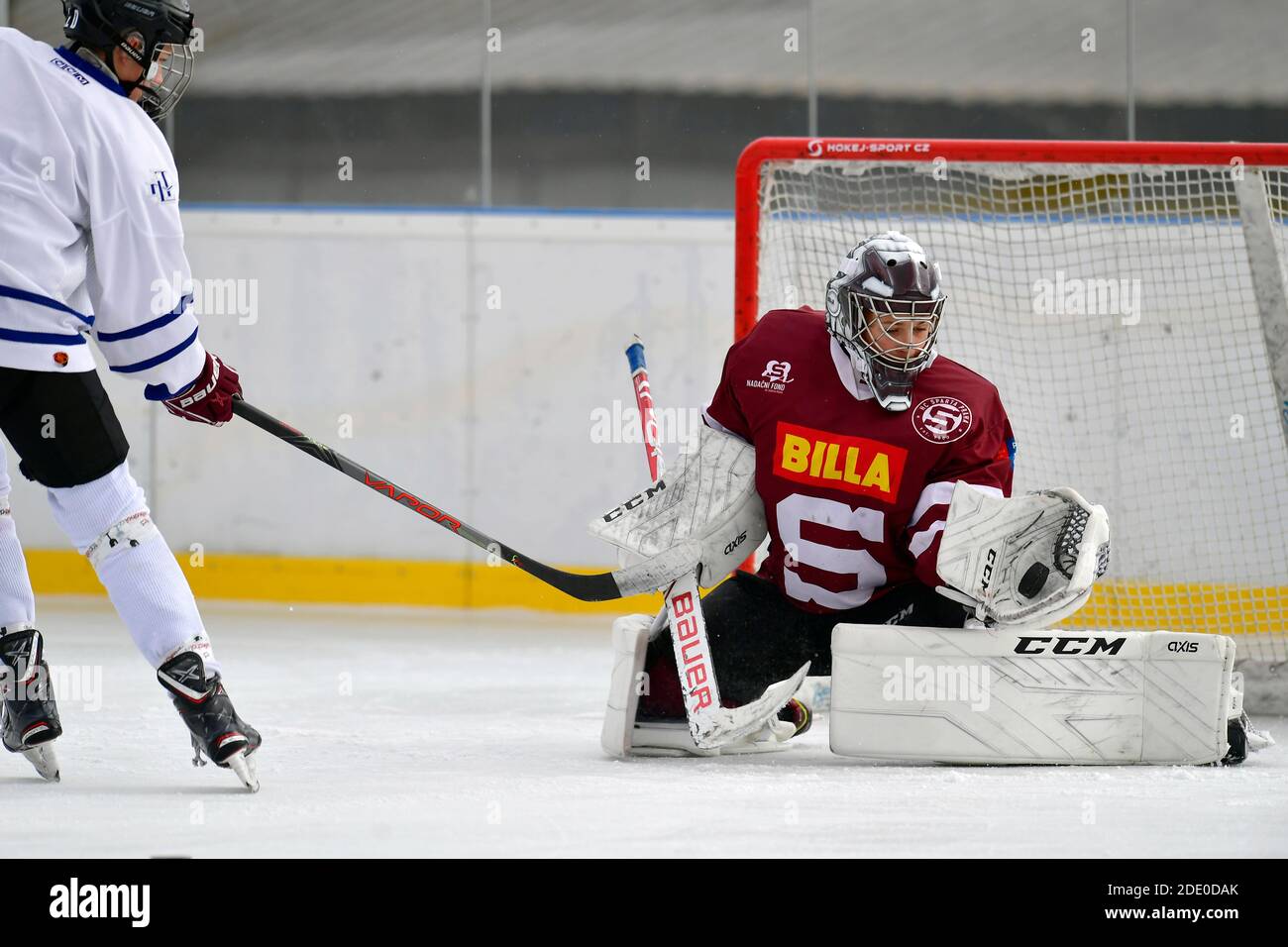 Torwart macht beim Open Air Eishockey Training sparen Stockfoto