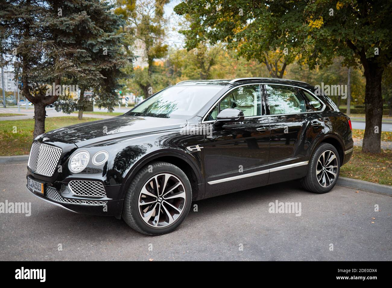 BERLIN, DEUTSCHLAND - OKTOBER 2020: Bentley Bentayga Hybrid SUV Luxus Auto drei vierte Ansicht im Freien geparkt auf Straßen von Berlin im Herbst. Stockfoto