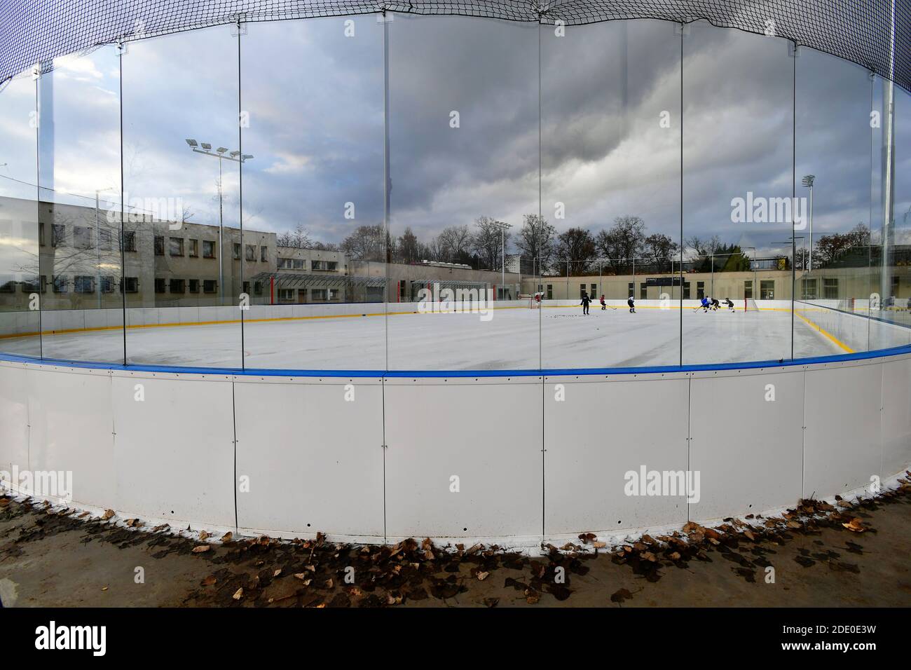 Kleine Eishockey-Open-Air-Eisbahn Stockfoto