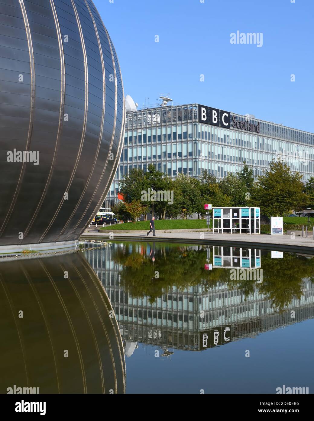 Reflections of the Cineworld IMAX Theatre and BBC Scotland Building in the Water Feature at Pacific Quay, Glasgow, Scotland, UK, Europe Stockfoto