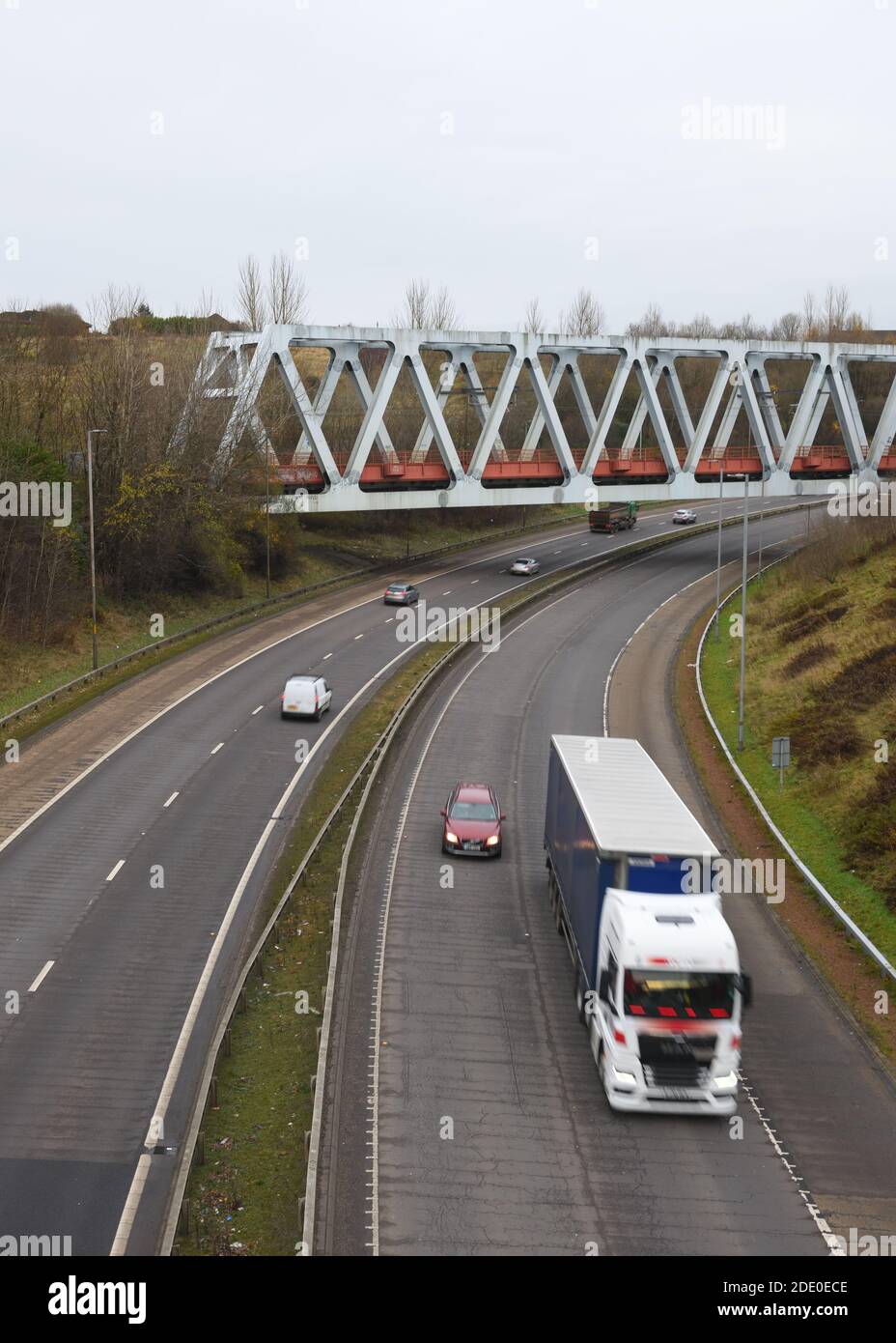 Ruhige Autobahn M80 bei Barmulloch während Pandemiesperre, Glasgow, Schottland, Großbritannien, Europa Stockfoto