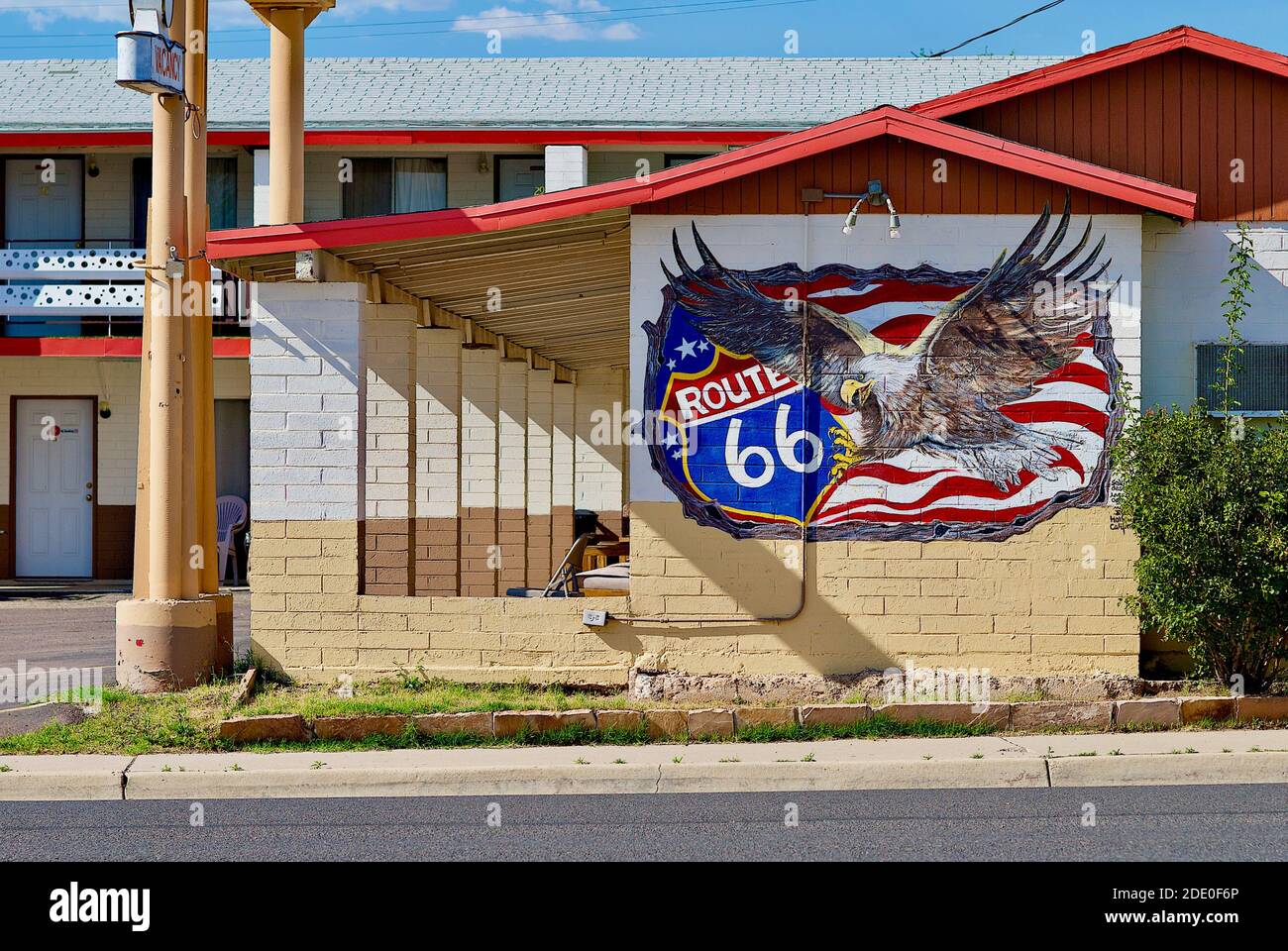 Seligman, Arizona, USA - 30. Juli 2020: Ein patriotisches Gemälde schmückt eine Motelwand mit Blick auf die historische Route 66 in der kleinen Stadt Seligman, Arizona. Stockfoto
