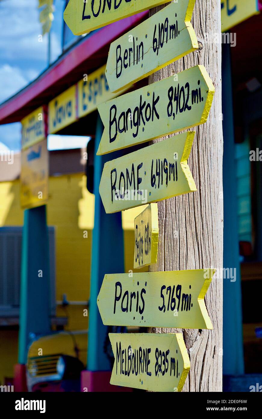 Seligman, Arizona, USA - 30. Juli 2020: Holzschilder mit den Namen und Entfernungen zu internationalen Städten stehen vor einem Geschäft an der historischen Route 66. Stockfoto