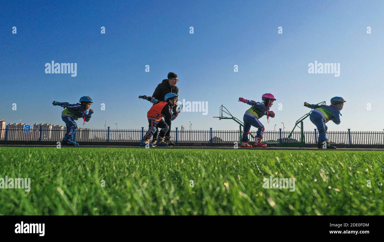 Tangshan, Chinas Provinz Hebei. November 2020. Die Schüler nehmen an einem Rollschuhlauf-Training in einer Grundschule in Tangshan, nordchinesische Provinz Hebei, am 27. November 2020 Teil. Quelle: Liu Mancang/Xinhua/Alamy Live News Stockfoto