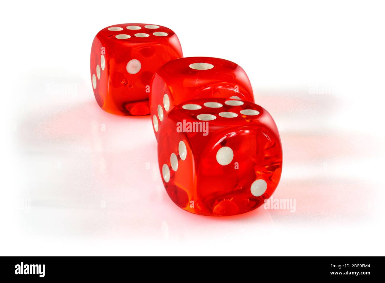 Rote Acryl transparente Würfel für Spiele. Drei Glücksspiel durchscheinende  Würfel auf weißem Hintergrund, Makro Nahaufnahme hohe Auflösung  Stockfotografie - Alamy