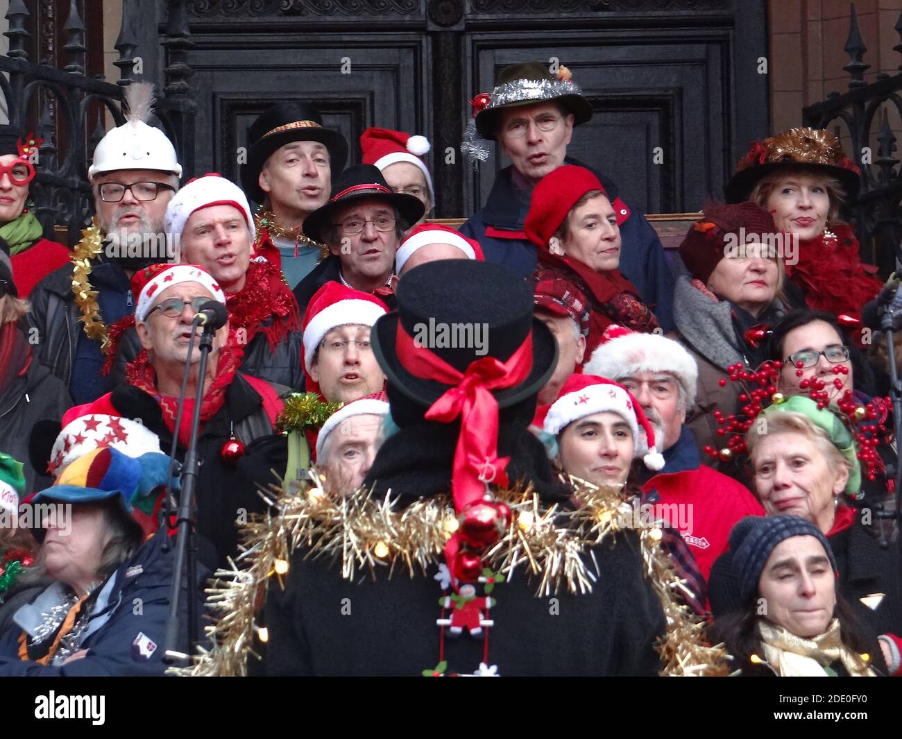 Ein Chor, der für Touristen und Einheimische in der europäischen Hauptstadt auftrat Outdoor-Carol Gesang und Krippenspiele können Schieß los. für Weihnachten nach dem Lockdown endet Stockfoto