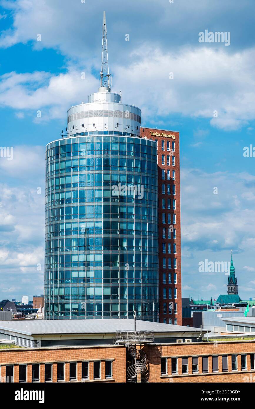 Hamburg, 21. August 2019: Hanseatic Trade Center (HTC) und Columbus Haus, modernes Bürogebäude von Taylor Wessing in der HafenCity, im Hafen Stockfoto