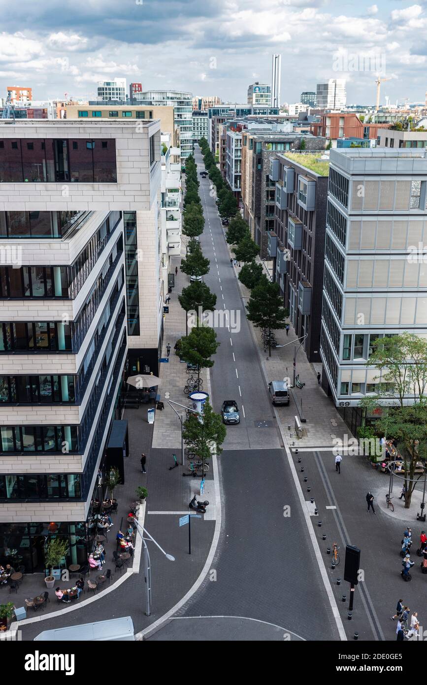 Hamburg, Deutschland - 21. August 2019: Überblick über eine Straße mit modernen Gebäuden, Stadtstraße mit Verkehr und Menschen in der Umgebung, in der HafenCity, Hamburg, Germ Stockfoto