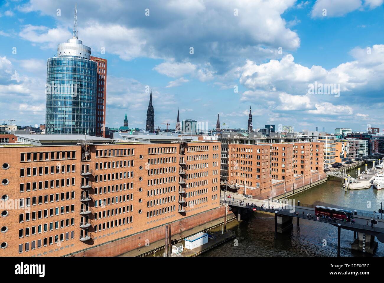 Hamburg, 21. August 2019: Übersicht über das Hanseatic Trade Center (HTC) und das Columbus Haus, modernes Bürogebäude mit Menschen rund um den Hafen Stockfoto