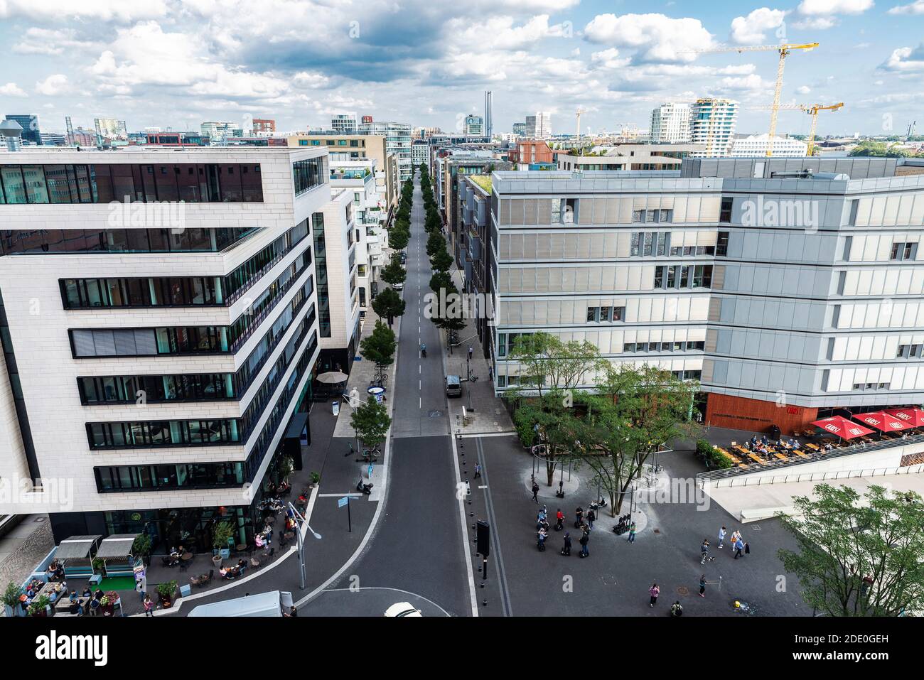 Hamburg, Deutschland - 21. August 2019: Überblick über eine Straße mit modernen Gebäuden, Stadtstraße mit Verkehr und Menschen in der Umgebung, in der HafenCity, Hamburg, Germ Stockfoto