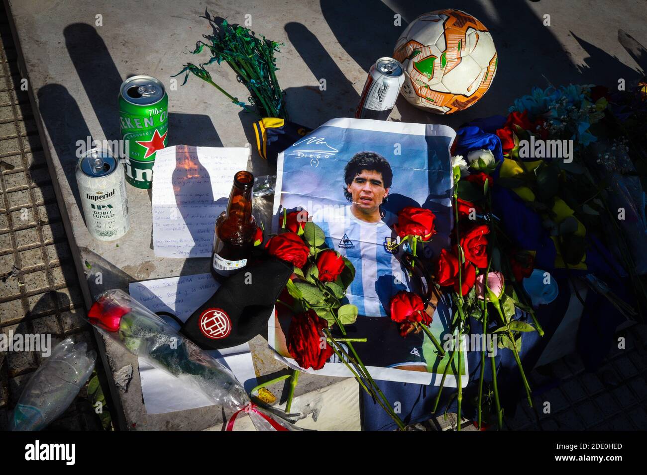 Buenos Aires, Argentinien. November 2020. Die Fans zollten den letzten Tribut, als der Argentinier Diego Maradona zur Ruhe kommt. Plaza de Mayo/Casa Rosada, Buenos Aires. Quelle: Santiago Menichelli/TheNEWS2/ZUMA Wire/Alamy Live News Stockfoto