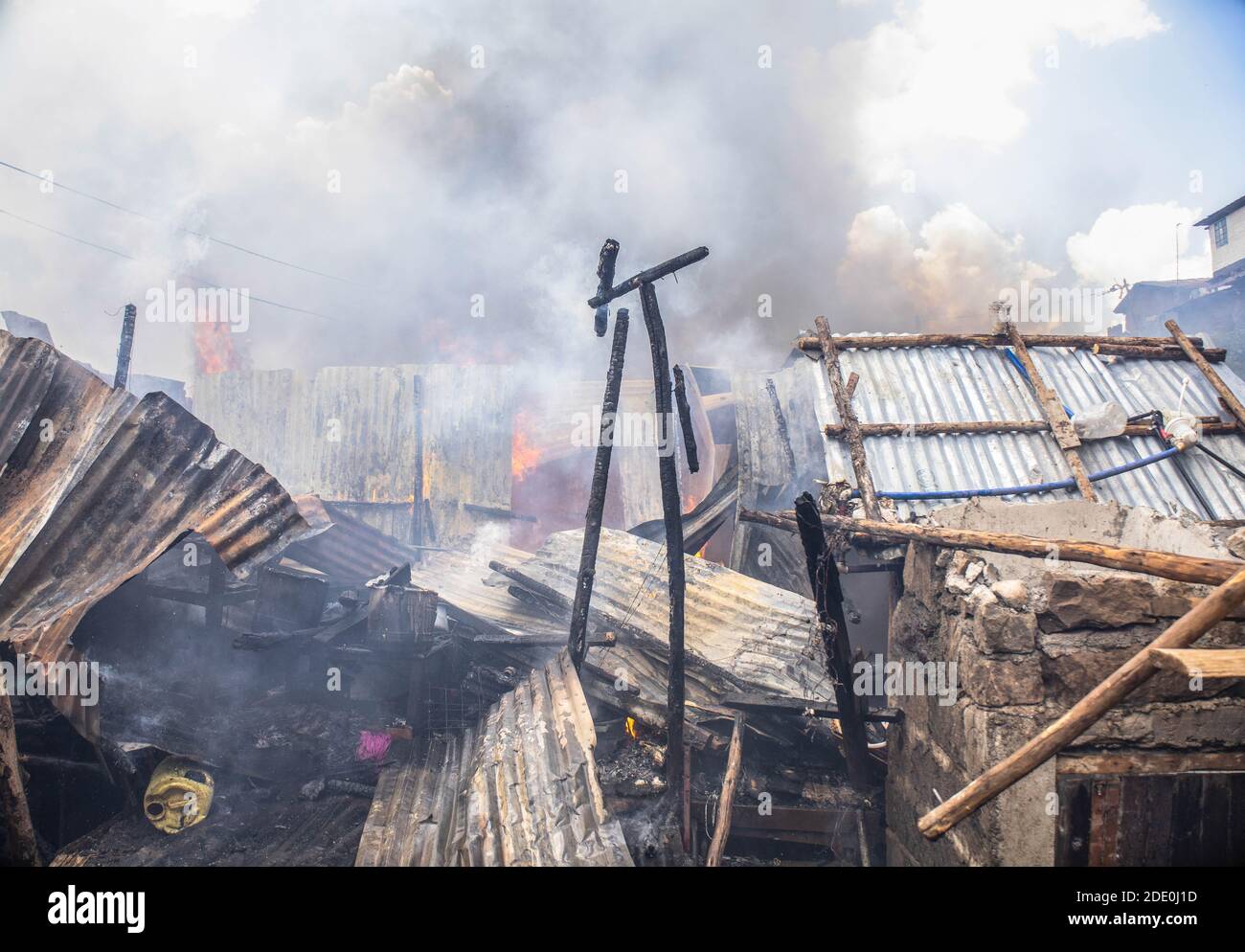 In den Slums von Kibera brennen Häuser nach einem schweren Brand, der durch einen illegalen Stromanschluss verursacht wurde.tief im Nachbargebiet Soweto in den Slums von Kibera erlebten die Bewohner einen harten verrückten Moment, nachdem eine Belagerung durch einen illegalen Stromanschluss dreißig Häuser niederschmettern ließ und die meisten Bewohner obdachlos wurden. Die meisten Einheimischen schlossen sich den Händen an, um das Feuer zu löschen, aber leider konnte nichts gerettet werden, aber es gab keine Menschenleben in der Situation. Stockfoto
