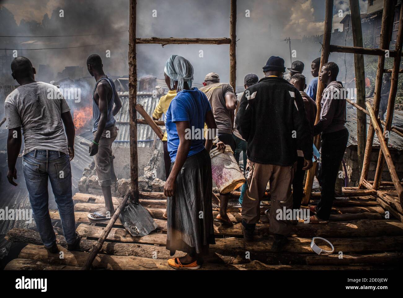 Nairobi, Kenia. Januar 2019. Bewohner aus dem Gebiet Kibera Soweto werden gesehen, wie sie mit ihren Wassereimern kämpfen, um das Feuer auszulöschen, das sich ausbreitet.tief im Nachbargebiet von Soweto in den Slums von Kibera, Die Bewohner erlebten einen harten verrückten Moment, nachdem eine Feuerbelagerung durch einen illegalen Stromanschluss dreißig Häuser niederschürte und die meisten Bewohner obdachlos wurden. Die meisten Einheimischen schlossen sich den Händen an, um das Feuer zu löschen, aber leider konnte nichts gerettet werden, aber es gab keine Menschenleben in der Situation. Kredit: Donwilson Odhiambo/SOPA Images/ZUMA Wire/Alamy Live Nachrichten Stockfoto