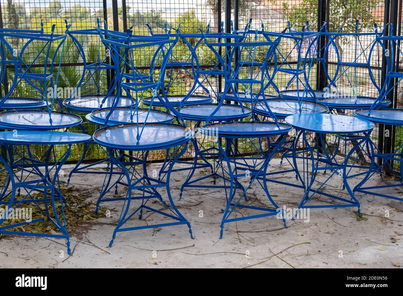 Café-Tische stapeln, Geschäft geschlossen, Covid-19 Pandemic Lockdown. Blaue Metalltische im Freien gestapelt, Monastiraki, Athen Griechenland Stockfoto