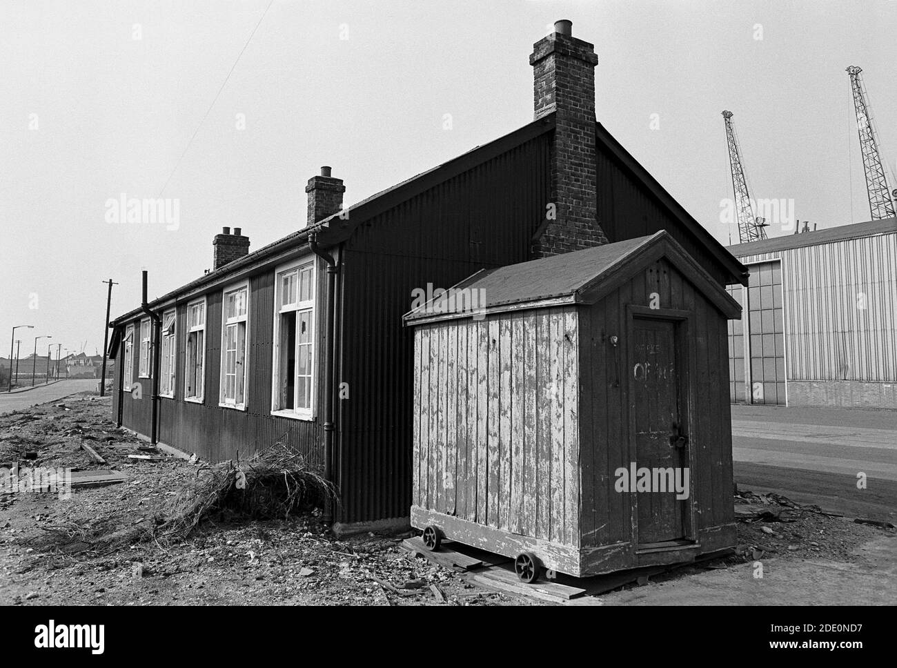 Großbritannien, London, Docklands, Isle of Dogs, Anfang 1974. Port of London Authority (PLA) Riggers Hütte, South West India Dock. Der kleine Schuppen ist auf Rädern. Stockfoto