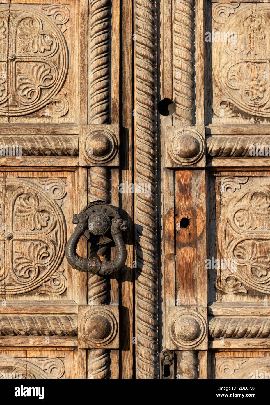 Türklopfer alte geschnitzte Holztür in der orthodoxen Kathedrale St. Alexander Newski in Sofia Bulgarien, Osteuropa, Balkan, EU Stockfoto