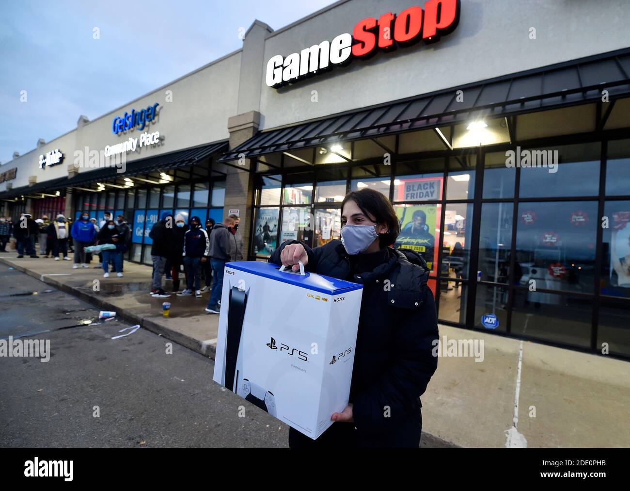 Wilkes Barre, Usa. November 2020. Ein Mann mit Gesichtsmasken verlässt Game Stop mit der neuen Play Station 5 Spielkonsole am Black Friday. Kredit: SOPA Images Limited/Alamy Live Nachrichten Stockfoto