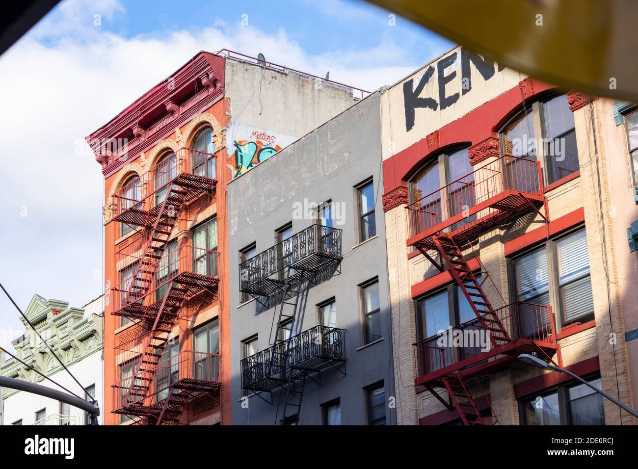 Blick auf Gebäude und Feuertreppen Manhattan in New York City Stockfoto