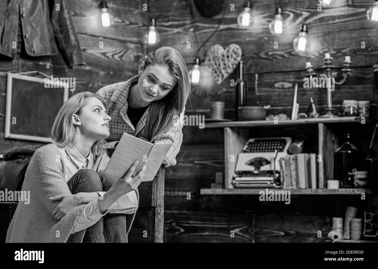 Mutter und Tochter machen Hausaufgaben. Frau und Teenager-Mädchen diskutieren Interessantes Buch. Schüler Vorbereitung für High School Prüfungen, Home Education Konzept. Familie verbringen Urlaub auf dem Land Cottage. Stockfoto