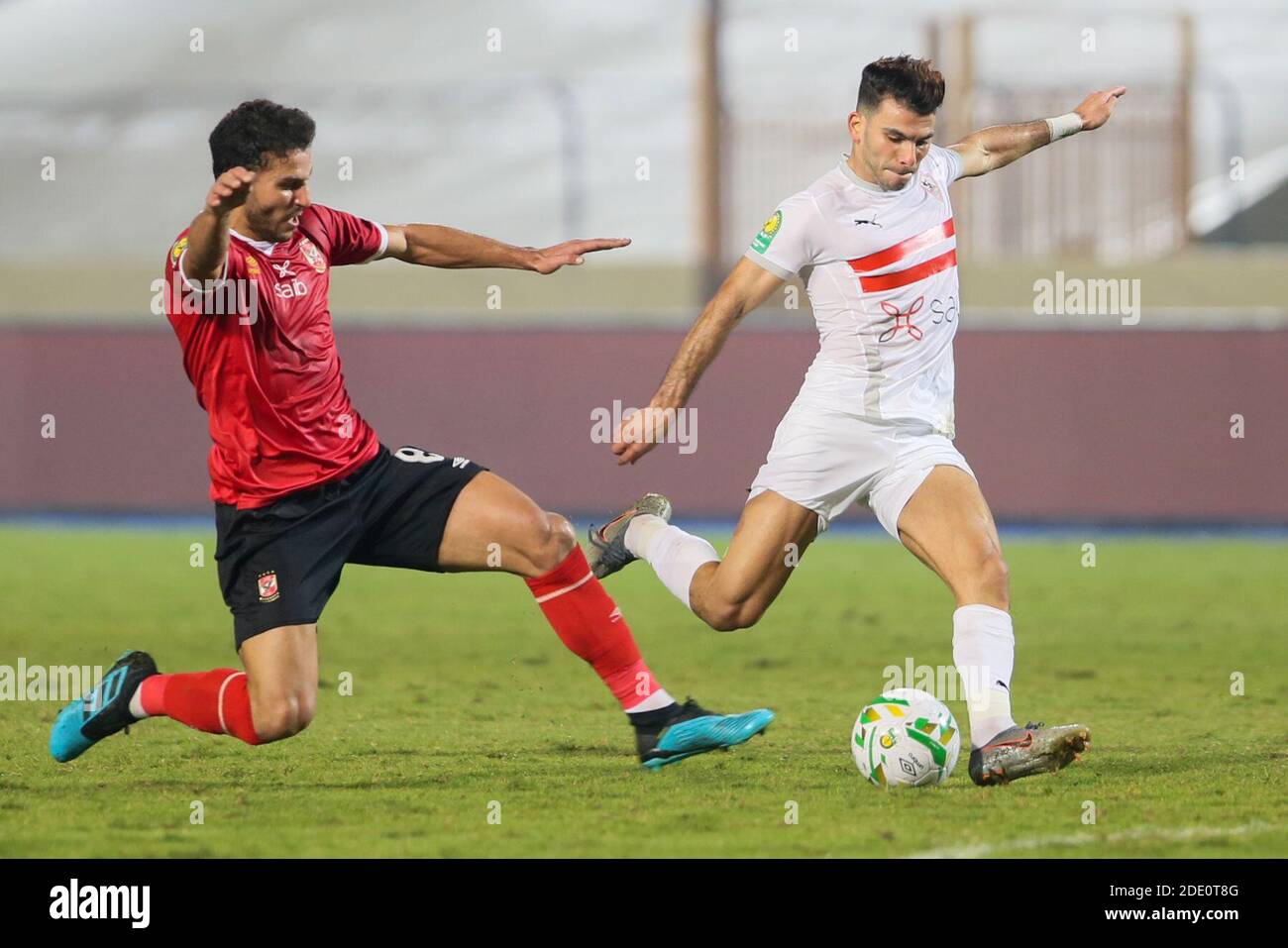 Kairo, Ägypten. November 2020. Al Ahly's Hamdi Fathi (L) und Zamalek's Ahmed Sayed in Aktion während des African Champions League Final Fußballmatches zwischen Zamalek und AL Ahly im Cairo International Stadium. Quelle: Samer Abdallah/dpa/Alamy Live News Stockfoto