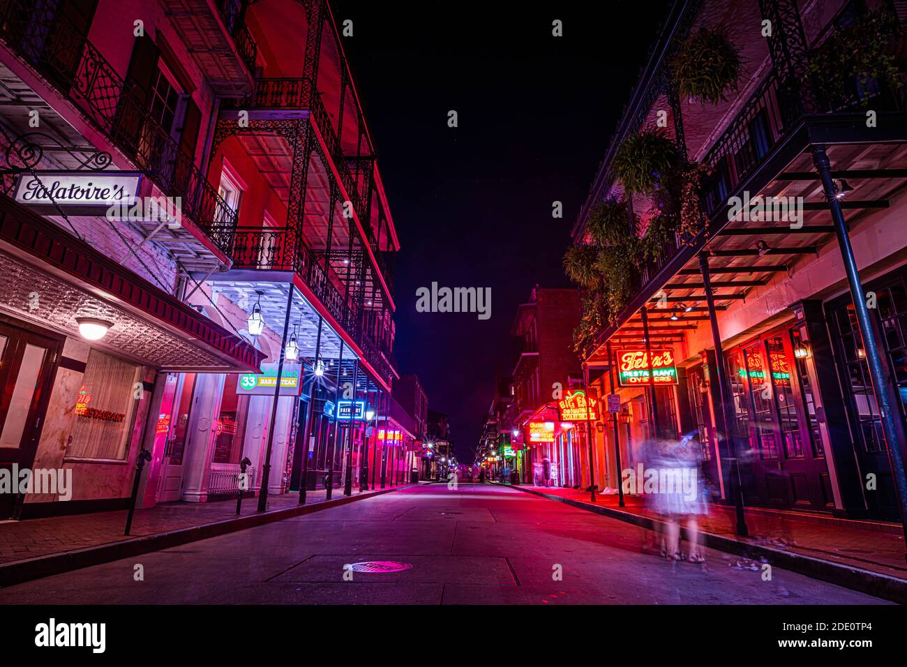 Bourbon Street bei Nacht Stockfoto