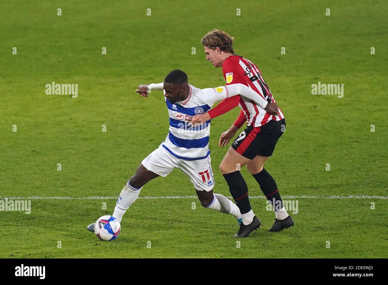 Der helle Osayi-Samuel der Queens Park Rangers (links) und die Mads Bech Sorensen von Brentford kämpfen während des Sky Bet Championship-Spiels im Brentford Community Stadium, London, um den Ball. Stockfoto