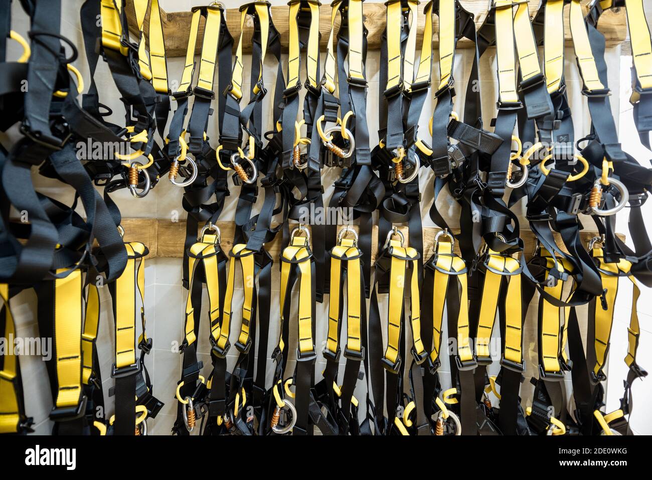 Professionelle Kletterausrüstung hängt im Vergnügungspark-Lager Stockfoto