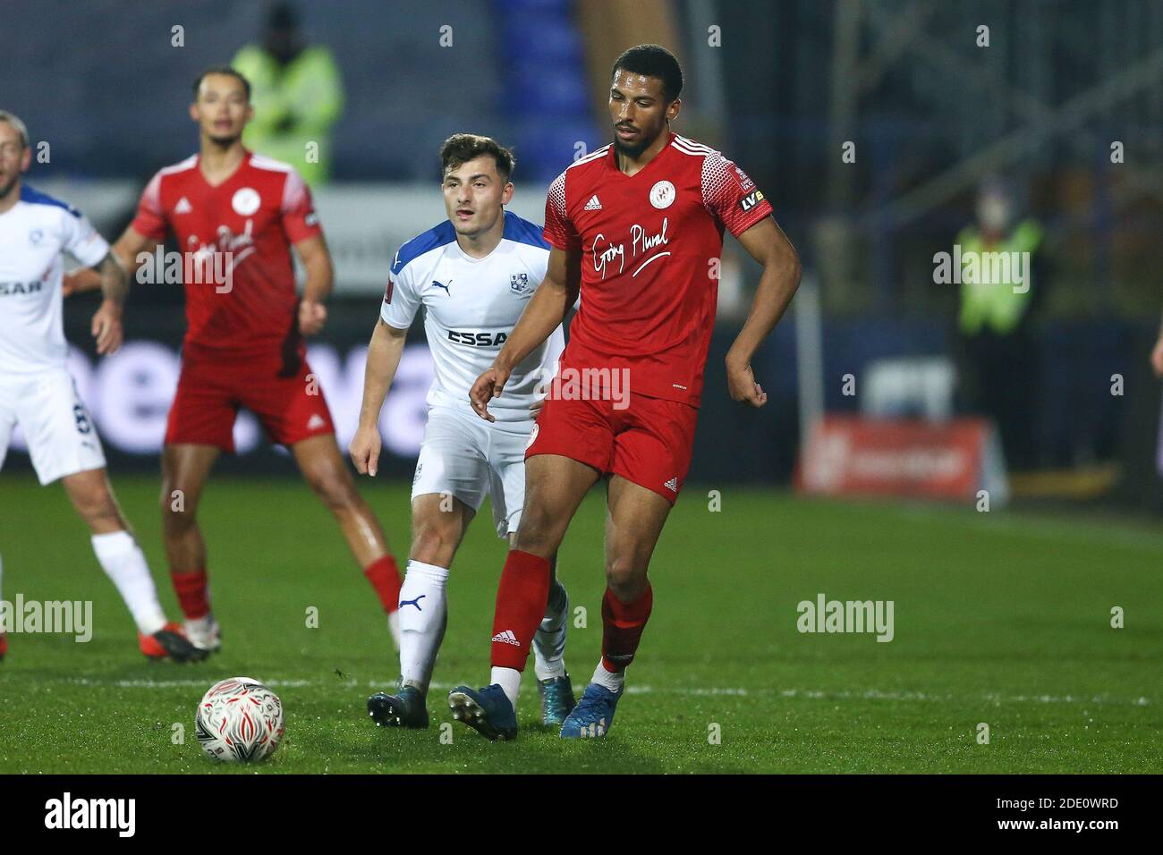 Birkenhead, Großbritannien. November 2020. Reiss McNally von Brackley Town übergibt den Ball zurück. Der Emirates FA Cup, 2. Runde Spiel, Tranmere Rovers gegen Brackley Town im Prenton Park, Birkenhead, Wirral am Freitag 27. November 2020. Dieses Bild darf nur für redaktionelle Zwecke verwendet werden. Nur redaktionelle Verwendung, Lizenz für kommerzielle Nutzung erforderlich. Keine Verwendung in Wetten, Spiele oder ein einzelner Club / Liga / Spieler Publikationen.pic von Chris Stading / Andrew Orchard Sport Fotografie / Alamy Live News Kredit: Andrew Orchard Sport Fotografie / Alamy Live News Stockfoto