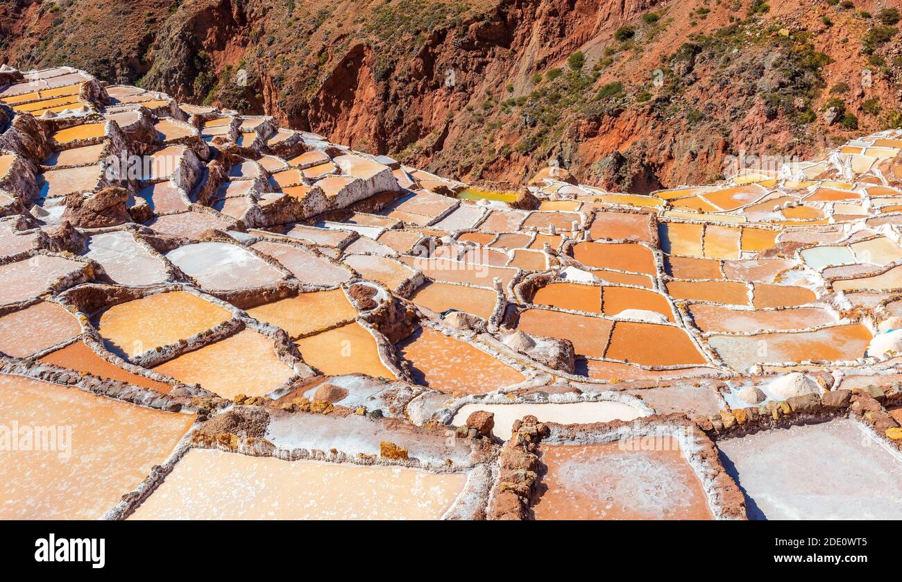 Salzterrassen Panorama in Maras, Cusco, Peru. Stockfoto