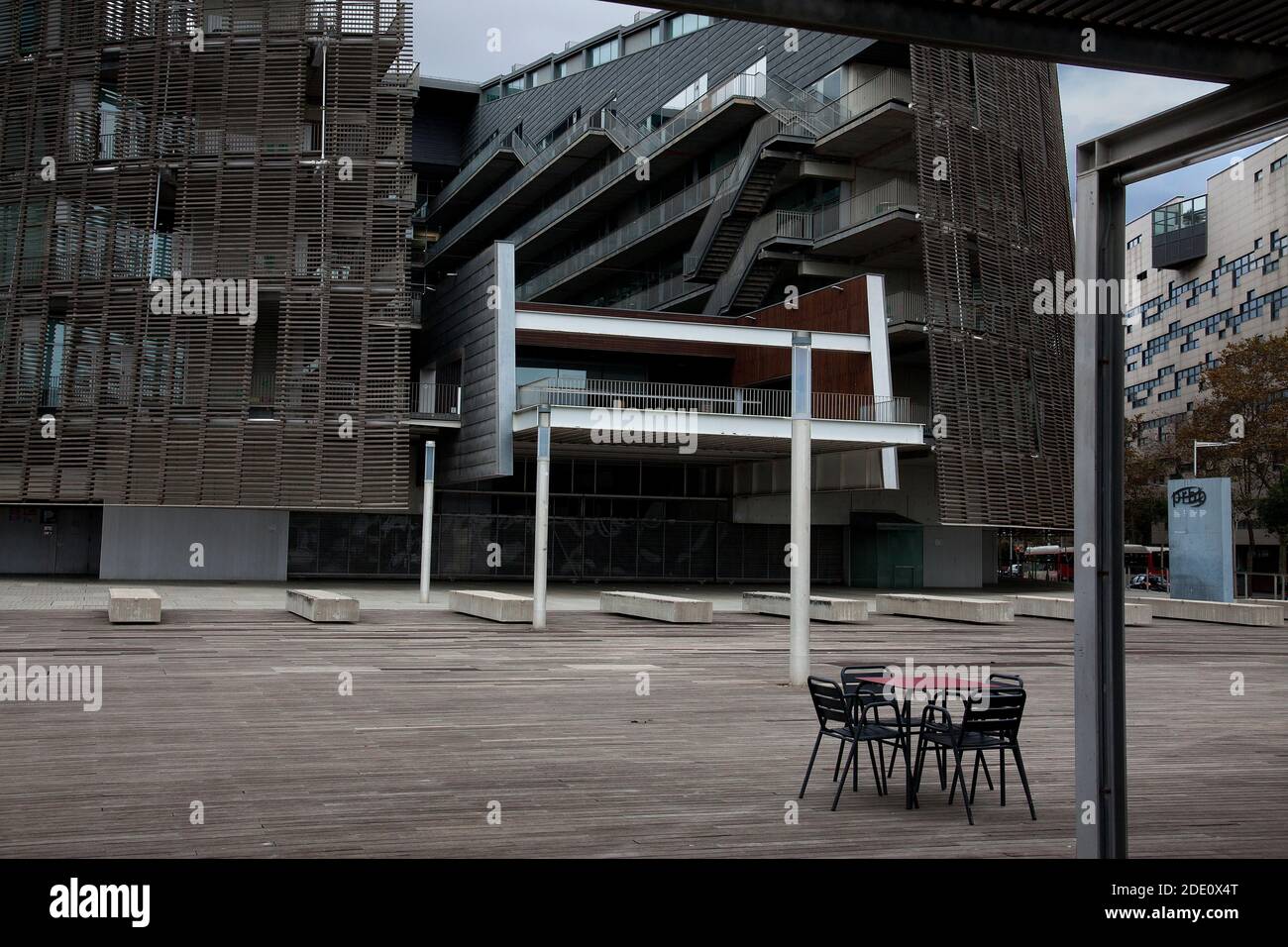 Leerer Tisch vor dem Barcelona Biomedical Research Park, Barcelona, Spanien. Stockfoto