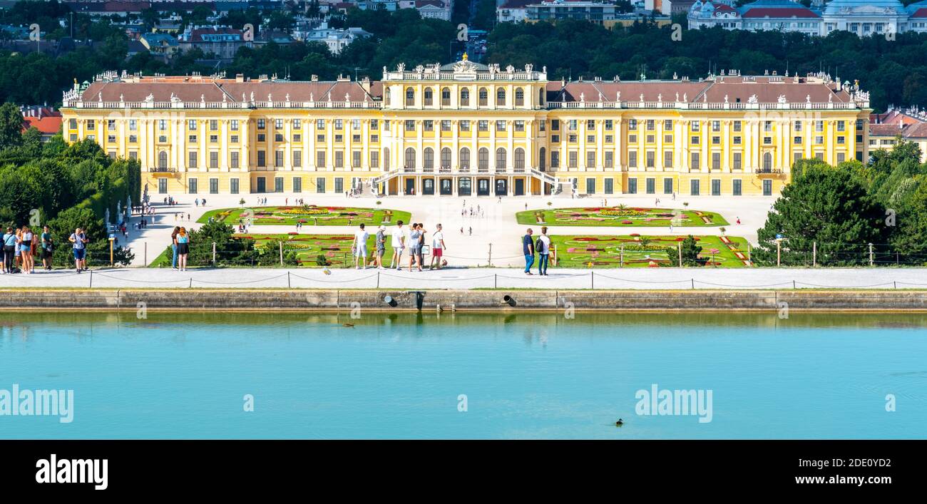 WIEN, ÖSTERREICH - 23. JULI 2019: Schloss Schönbrunn, Deutsch - Schloss Schönbrunn, und großer Parterre - Französischer Garten mit schönen Blumenbeeten. Blick von der Gloriette. Wien, Österreich. Stockfoto