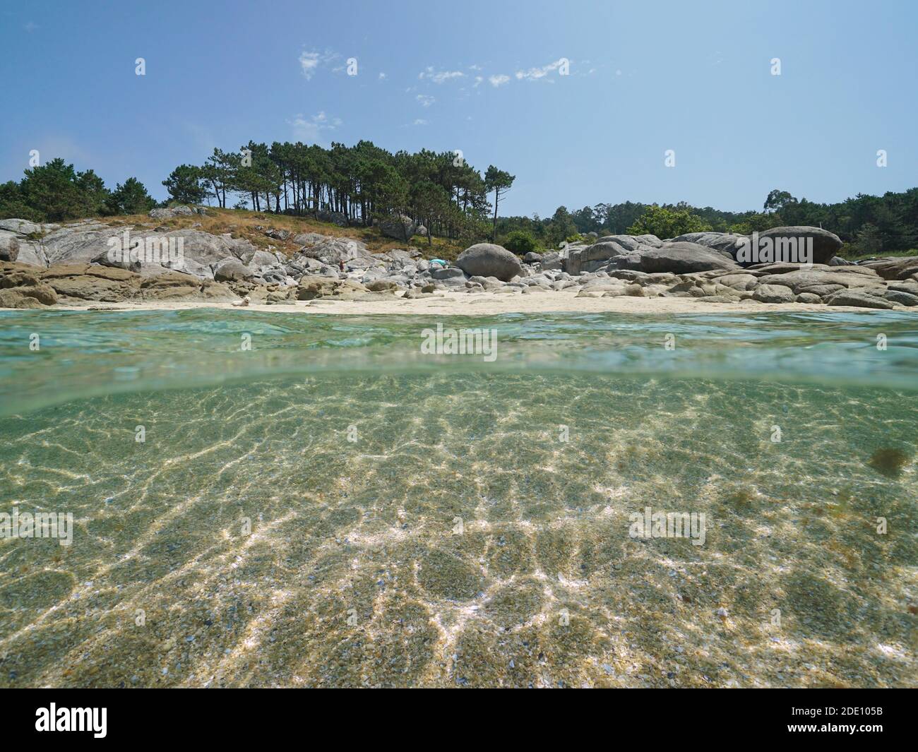 Spanien Galizien Küste, Strand mit Felsen und Sand unter Wasser, Split Blick über und unter Wasser Oberfläche, Atlantik, Bueu, Provinz Pontevedra Stockfoto